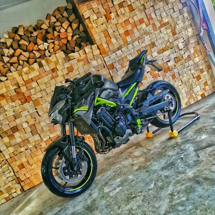 Z900 Garage.jpeg